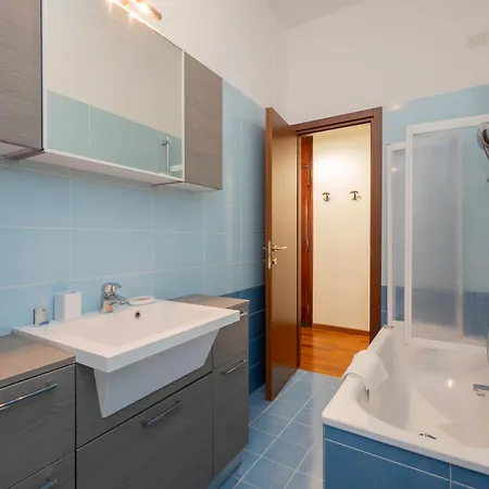 Xenia - Renovated Two-room In Fiera Area *